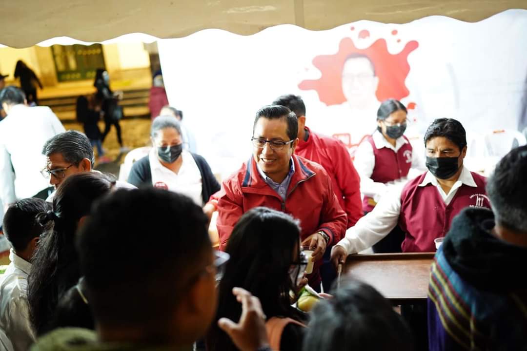 SantiM2022's tweet photo. ๐Desde la Iglesia Matriz nos alegra realizar el compartir con los vecinos de #sangolqui, con mucho cariรฑo #unmorochoconsantiago en la #RojaNavidadโค๏ธ https://t.co/1i05iQeWJx