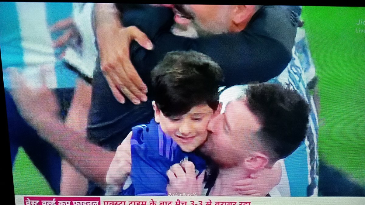 TheThoughtsCat1's tweet photo. LIONEL MESSI isn't just a name, it's an emotion for millions &amp; billions.
One star that unites so many people through his greatness,his game. No one will ever match to him &amp; to the man that he is.🙇
Also this family moment was so emo🥺💙 so much Pride &amp; happiness #LionelMessi𓃵 https://t.co/lVE7S5wgoU