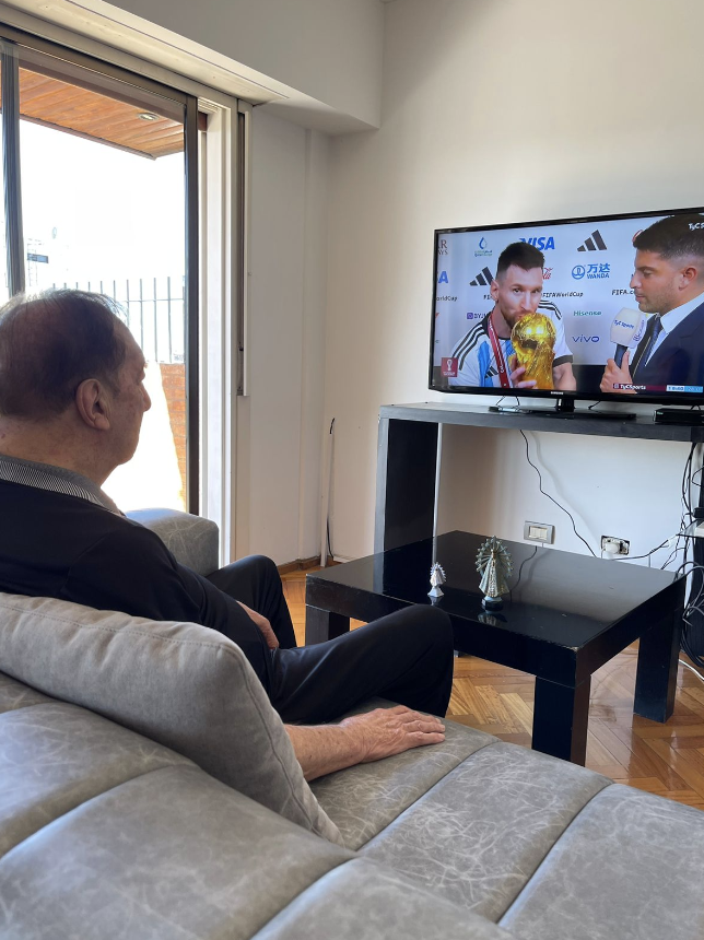 la12tuittera's tweet photo. #Bilardo mirando a #Messi con la Copa del Mundo 🥺💙🤍💙 https://t.co/wtPme2TqVN