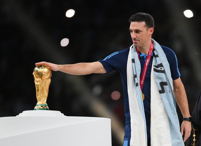 VSportsTM's tweet photo. "Es un momento para disfrutar. Estamos acostumbrados a que nos golpeen, por eso sabemos estar en las buenas y en las malas. Llegar a la cima es algo único, un disfrute increíble".

LIONEL SCALONI. 🇦🇷❤️🏆🌍 https://t.co/tOWy0k6p4V