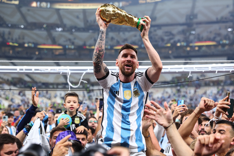 el_pais's tweet photo. 🔴 DIRECTO | Messi, tras ganar el Mundial: “Es una locura que se haya dado de esta manera, lo deseaba muchísimo” #FIFAWorldCup https://t.co/4pwjtORpB7 https://t.co/3J2ZebwFfR