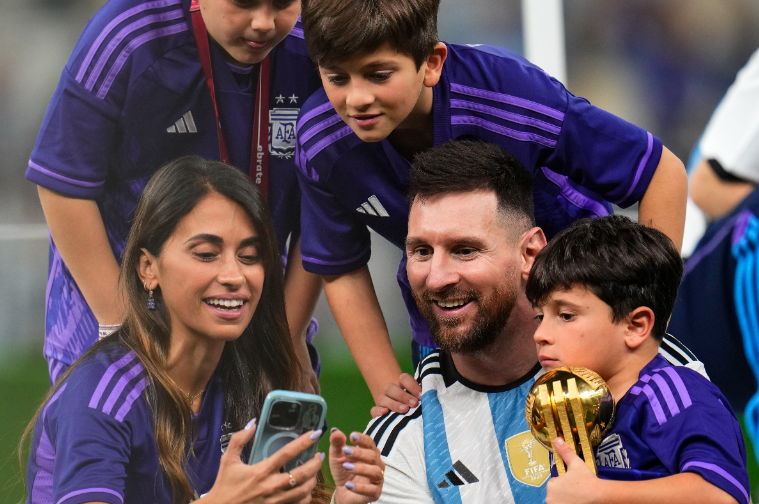el_pais's tweet photo. 🔴 DIRECTO | Messi, tras ganar el Mundial: “Es una locura que se haya dado de esta manera, lo deseaba muchísimo” #FIFAWorldCup https://t.co/4pwjtORpB7 https://t.co/3J2ZebwFfR