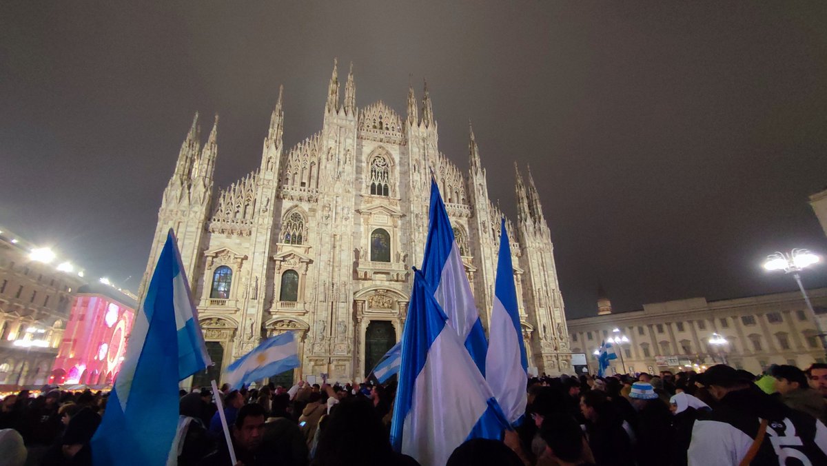 paceinterra_it's tweet photo. Festa #Argentina in piazza Duomo a Milano #FIFAWorldCup #Messi #ArgentinaCampeón https://t.co/0FQY2WkpMD