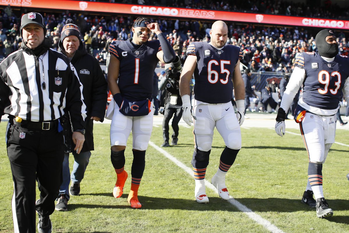 BearsOutreach's tweet photo. Today our honorary captain was Ken Leonard from @SHGCyclones. He is the @ChicagoBears nominee for the Don Shula @NFL High School Coach of the Year award.

#PHIvsCHI https://t.co/DNApLfAG9j