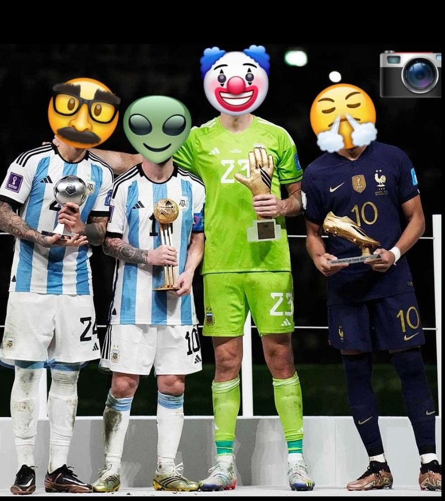 alexielus's tweet photo. Cuando te ganas premio en la rifa de la posada del trabajo y tienes que tomarte la foto con los weyes que te caen mal😅
#FIFAWorldCupFinal #ArgentinaVsFrance https://t.co/1YN5qydZSB