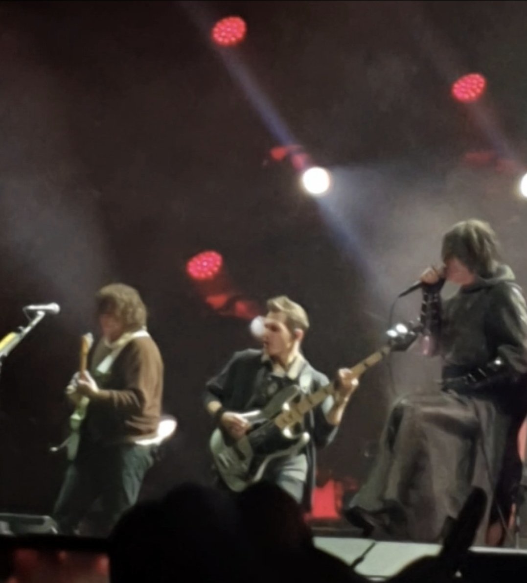 elyhdze's tweet photo. Hace un mes que cumplí mi sueño, hace un mes vi en concierto por primera vez a la banda que me cambio la vida,un mes del mejor día de mi vida,un mes de que grite a todo pulmón sus canciones,baile, salte,llore, un mes de que fui más feliz que nunca, los amo por siempre mcr https://t.co/q5iA9dmfNv