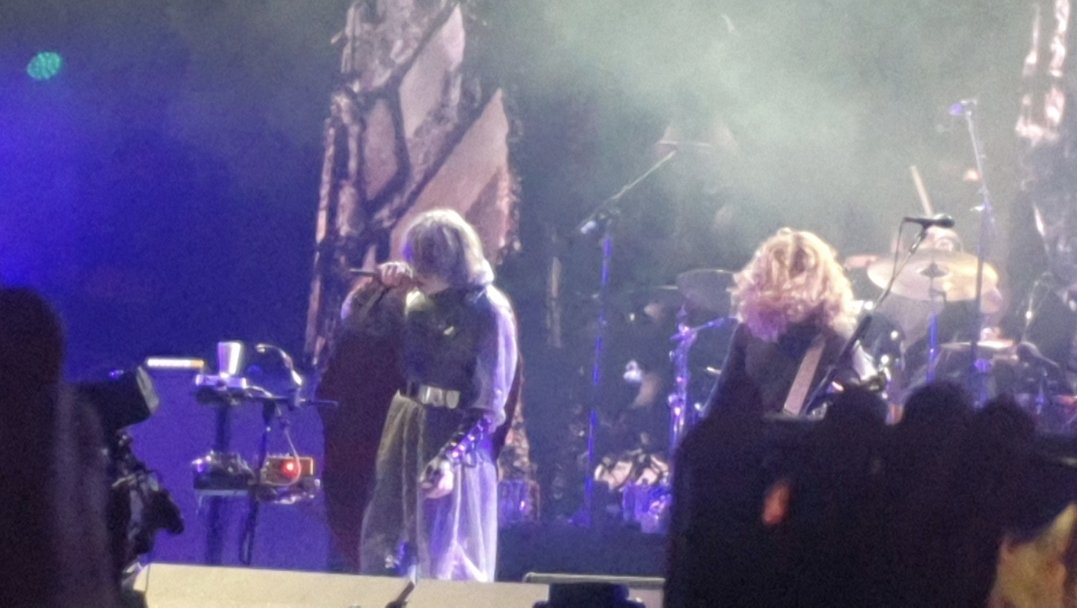 elyhdze's tweet photo. Hace un mes que cumplí mi sueño, hace un mes vi en concierto por primera vez a la banda que me cambio la vida,un mes del mejor día de mi vida,un mes de que grite a todo pulmón sus canciones,baile, salte,llore, un mes de que fui más feliz que nunca, los amo por siempre mcr https://t.co/q5iA9dmfNv