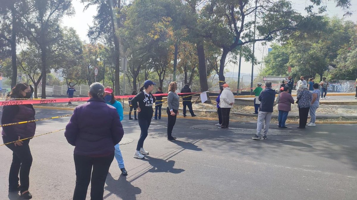 AleLopZmx's tweet photo. Av. Observatorio y calles aledañas cerradas por vecinos en protesta a la falta de agua! Mañana se repite el cierre! @GobCDMX @AlcaldiaAO @conagua_mx @SacmexCDMX @AristeguiOnline @lopezobrador_ @Claudiashein @Linea12DelValle @VecinosCove https://t.co/1raUmJADIc