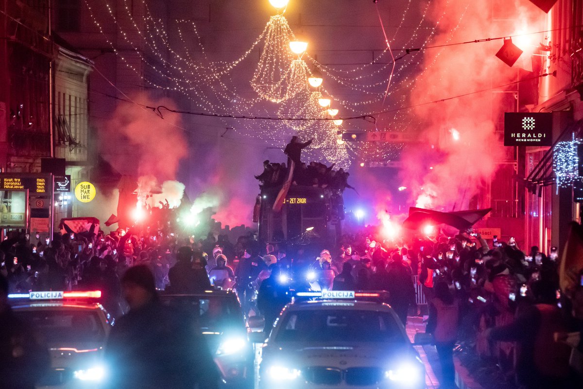 HNS_CFF's tweet photo. Crazy scenes in Zagreb. 🔥🎉🇭🇷🙌

📸 Cropix

#FIFAWorldCup #Qatar2022 #Family #Vatreni❤️‍🔥 https://t.co/7rqoCPADlP