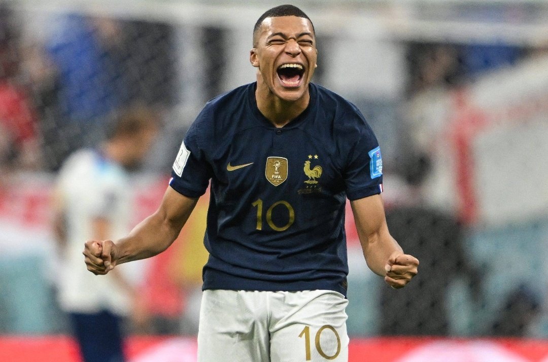 Encuestando's tweet image. 📊 ¿Es Kylian MBAPPÉ el mejor jugador del momento?

🔃 SÍ
♥️ NO