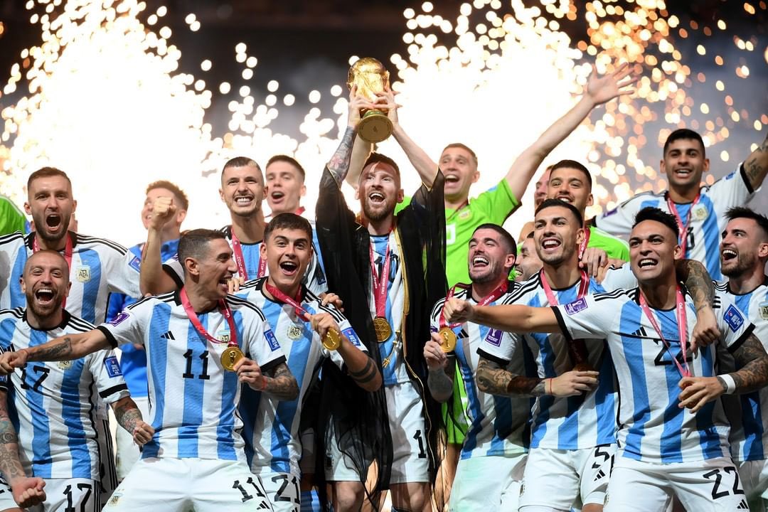 elitemedia360's tweet photo. ARGENTINA CAMPEÓN DEL MUNDO ⚽️ En una final de infarto: #ARGENTINA 🇦🇷 demostró de que está hecha y se lleva la copa del mundo #Qatar2022! 

Una Copa merecida! Felicidades ⚽️ https://t.co/vRAVa7NF0U