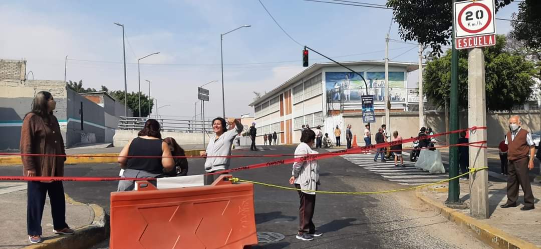 pjsandra77's tweet photo. Vecinos de colonia Cove desesperados bloqueando vialidades por casi un mes sin agua @lialimon no atiende el problema @Claudiashein @GobCDMX @lopezobrador_ @SacmexCDMX @AlcaldiaAO https://t.co/VOzXLy7L24