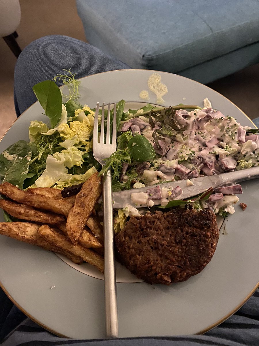 VeganMags's tweet photo. What do vegans eat?
Burger, coleslaw, salad and chips.
#veganfood #crueltyfree #messyplate
πππ https://t.co/fPFhstMNk2