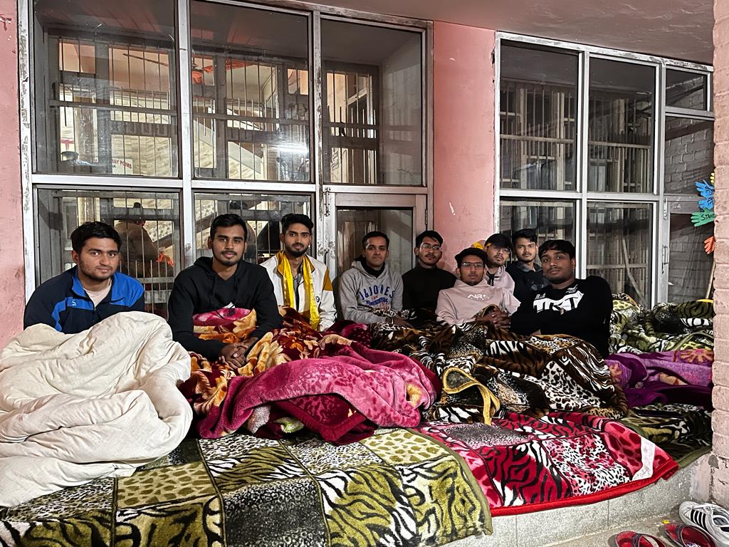 Parmana75684584's tweet photo. #shameonharyanagovt 
@mlkhattar @cmohry @anilvijminister @mansukhmandviya @Dchautala 
Medical students suffering from both cold of 9°C and from hunger.
But the govt of hary is deaf, blind and deaf.
IRADE MAJBOOT HAI 🔥✊
SARKAR JHUKTI HAI JHUKANE WALE CHIYE✊
MEDICO STAND UNITED. https://t.co/kXiuKq4yai