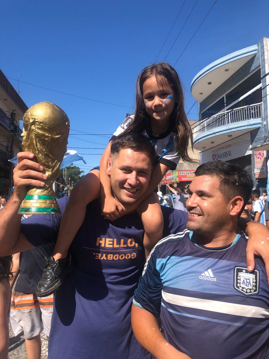 FlorValen31's tweet photo. Mi hija vio salir campeón a nuestro país y a Lio 😭😭😭😭💙🤍💙🇦🇷🇦🇷 https://t.co/63SfBAirpI