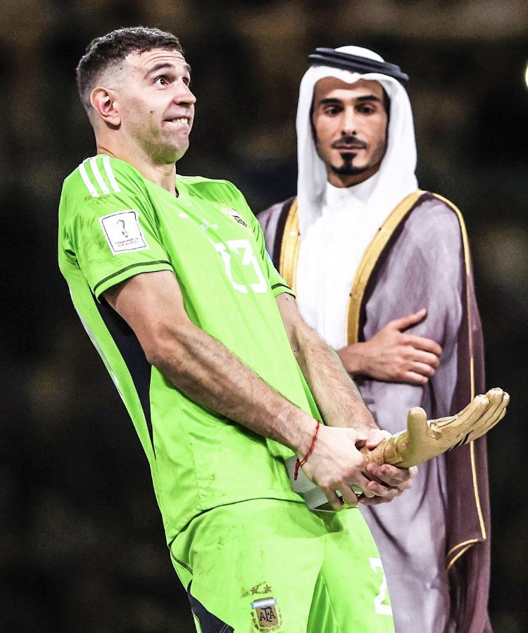 I believe that winners should always act with grace. 

That said, I’m also fine with winners who pretend that a golden glove is a ten inch cock in front of a neatly turned out Arab. 

#winners #cockantics #Martinez #WorldCupFinal