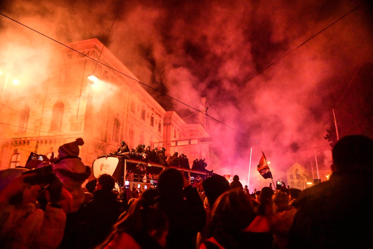 Crazy scenes in Zagreb. 🔥🎉🇭🇷🙌

📸 Cropix

#FIFAWorldCup #Qatar2022 #Family #Vatreni❤️‍🔥