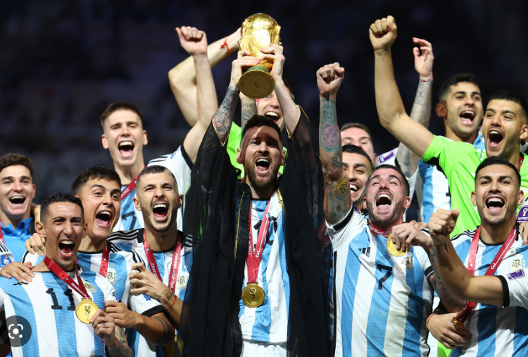 IrvingGatell's tweet photo. 27. Disfruten la imagen. Algún día la recordarán emocionados y podrán decir "yo vi jugar al Barcelona de Messi, y luego vi a Messi levantar la Copa del Mundo".
(Foto tomada de INFOBAE) https://t.co/QFL8ZVhcqJ