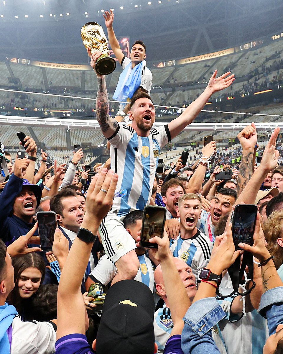 SVargasOK's tweet photo. 🗣 Messi: "Es hermosa. Mirá lo que es. ¿Sabés cuántas veces la voy a besar? No hay nada después de esto. Lo que luché toda mi carrera se me dio casi al final. Me encanta lo que hago, lo disfruto, estar acá. Quiero disfrutar unos partidos más siendo campeón del mundo". https://t.co/pVcr8NotpB