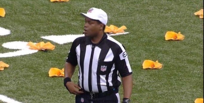 LukeVeliz's tweet photo. Chiefs: *play defense*
Refs: https://t.co/h5YvgjfHIb