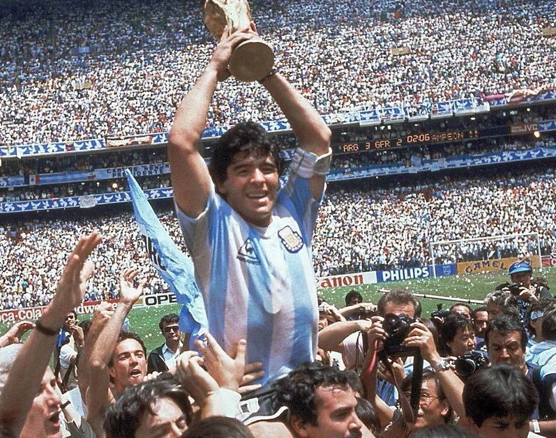 brkcnyldz93's tweet photo. Different body, same soul #Messi𓃵  #Maradona https://t.co/pbqne95lZd