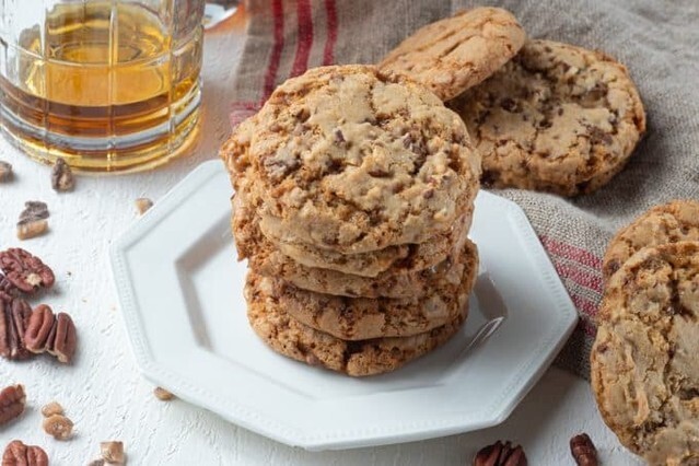 365DaysofBaking's tweet photo. These delicious spiked Bourbon Toffee Cookies have the perfect balance of bourbon flavor with your favorite toffee candy and nuts. If you’re a bourbon lover, enjoy one of these at the end of a long day for a special treat!⁣
⁣
PRINTABLE RECIPE IN PROF… https://t.co/Pag3FnDIva https://t.co/UY5P9vLMvY