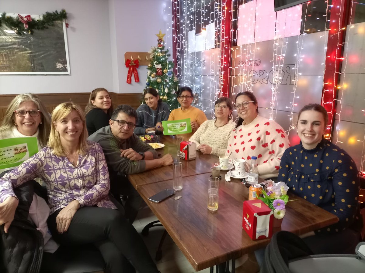 chiari13's tweet photo. Gran celebración de Navidad disfrutando del espectáculo #shymphony de
@CaixaForum
y posterior café-tertulia, donde hemos intercambiado experiencias y recibido apoyo mutuo
@FEMACPA @ConquerChiari @FEDER_ONG @AsemAragon
@Cocemfe_Aragon @amanixer https://t.co/15zj8vX4L5