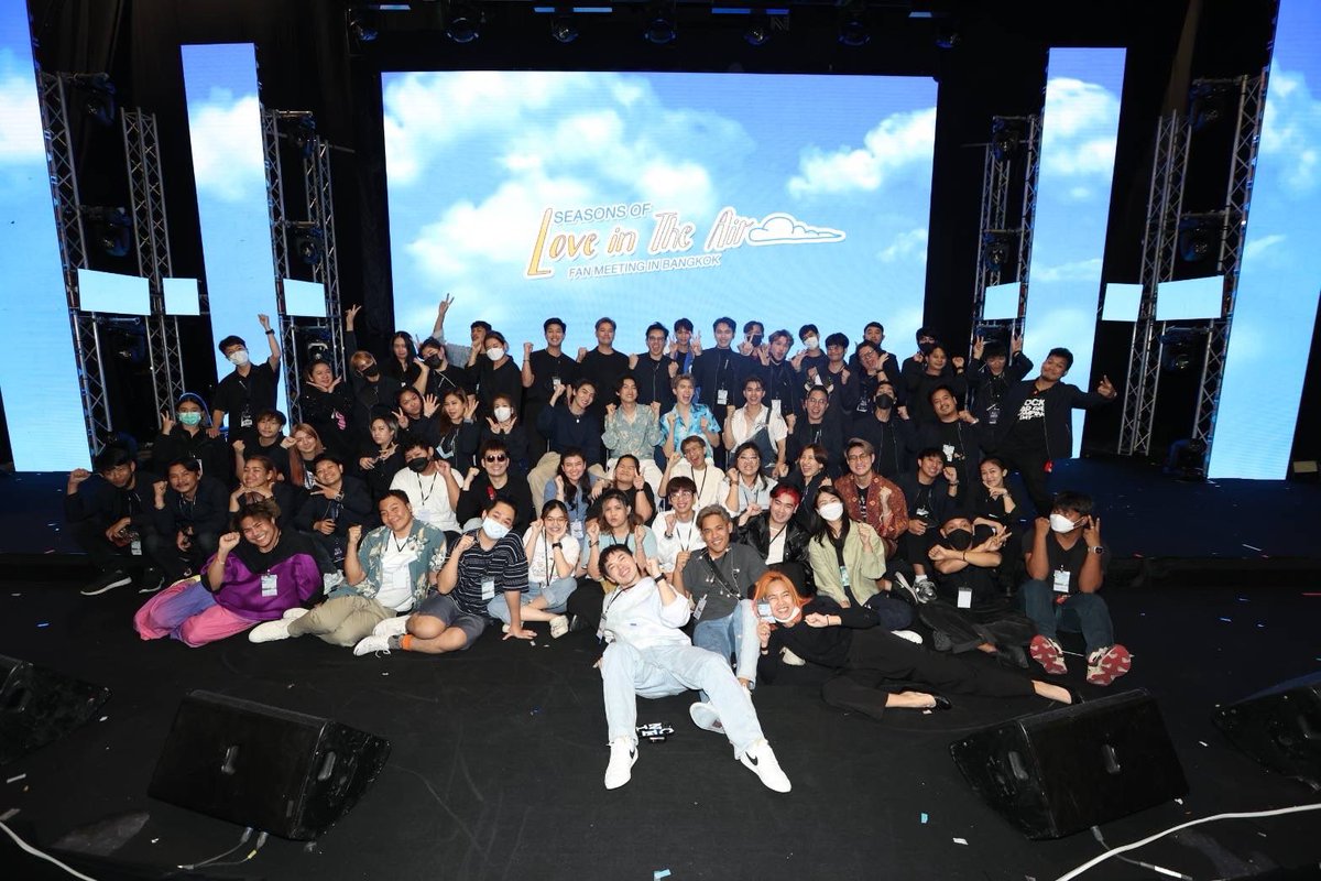 peatwasu's tweet photo. การเดินทางของชีวิตที่ผ่านมา ตั้งแต่ผมได้เจอกับทุกคน เป็นเหมือนสิ่งที่คอยเติมเต็ม ทำให้ผมรู้สึกภูมิใจกับตัวเองมากขึ้น จากเป็นคนที่กลัวและไม่มั่นใจ จนมาถึงวันนี้ที่ได้ปลดล็อคตัวเอง ขอบคุณที่เชื่อในตัวผม ขอบคุณที่ทำให้รู้ว่า จะเป็นผมวันนี้ไม่ได้ถ้าไม่มีทุกคน  💓💗 #SSofLoveinTheAir https://t.co/1DNxX3NNoU