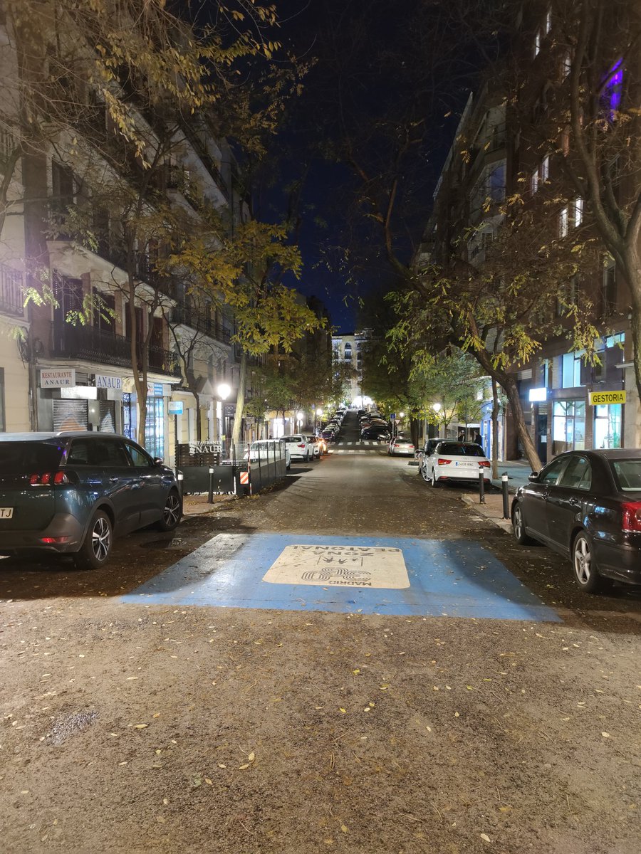 marela84's tweet photo. Si vienes a una #terraza a #Chamberí puedes aparcar en una #calle #peatonal sin problema, si vives aquí, tendrás que invertir tu tiempo en buscar aparcamiento o pagar cantidades indecibles por una plaza de garaje. #SOS #vecinos de #Chamberí #Olavide https://t.co/kaWzjIyO7X