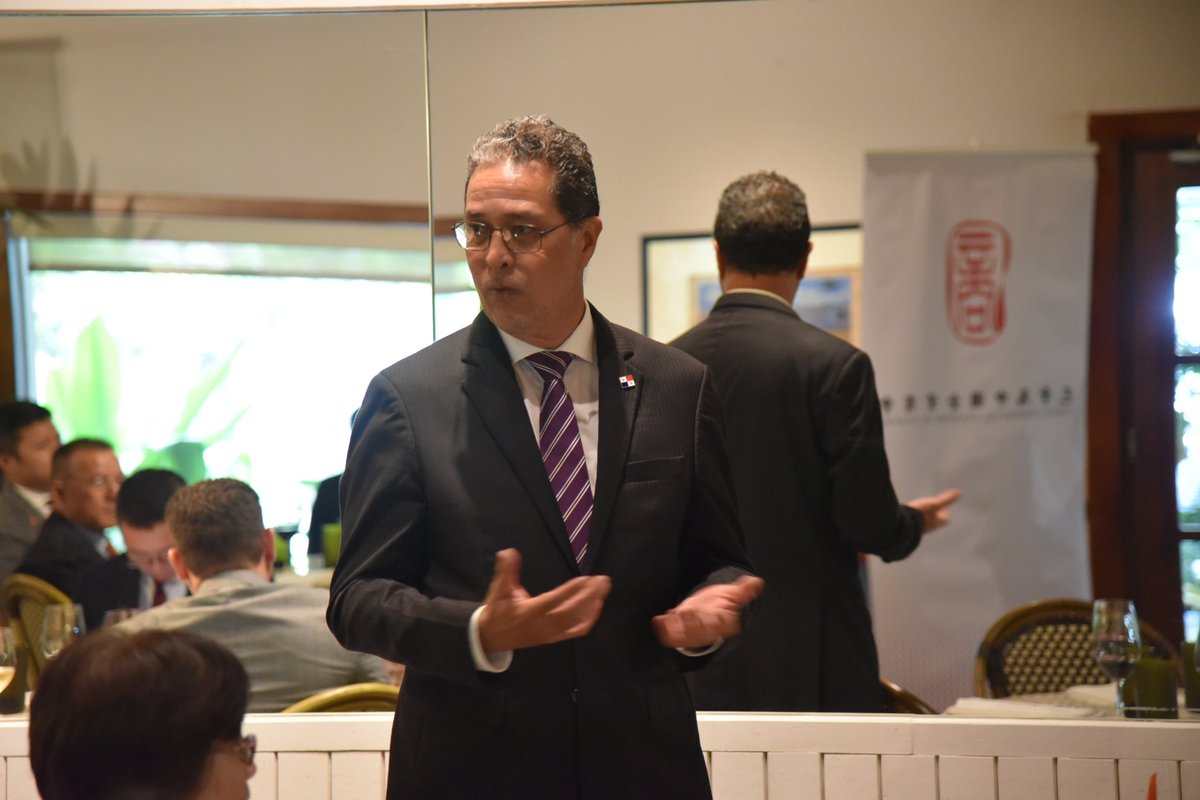 En un ameno almuerzo navideño co-organizado por la Cámara Comercial de China y la <a href="/EmbChinaPa/">Embajada de China en Panamá</a> el pasado jueves 15 dic, personalidades de gobierno y sector privado de ambos países compartieron ideas sobre el estrechamiento de la cooperación económica y comerciales entre 🇨🇳y🇵🇦.