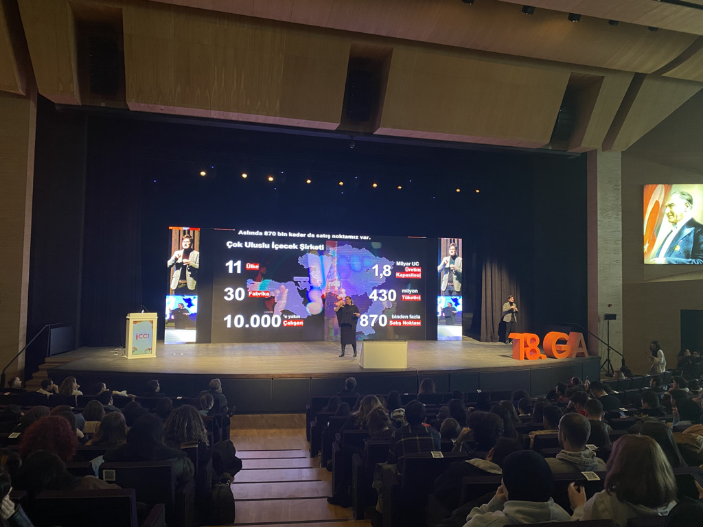 Genc_Akademi's tweet photo. Burçun İmir: "Tüketici sonrası ambalajlarımızı toplamak bizim sorumluluğumuz, hem tutku beslediğim hem de önemli olduğunu düşündüğüm bir konu bu." #18GENCAKADEMİ https://t.co/iJOnnPAwGa