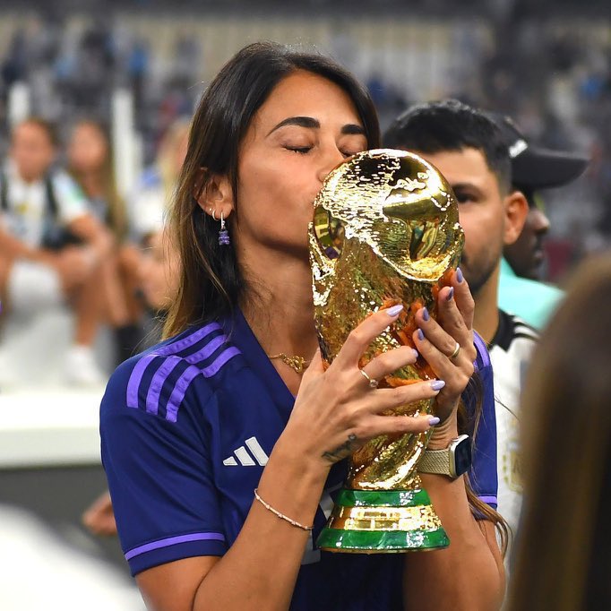 gorgeous4ew's tweet photo. ميسي يلتقط الصور لأنتونيلا 🥺💙 https://t.co/3kSj1pceKm