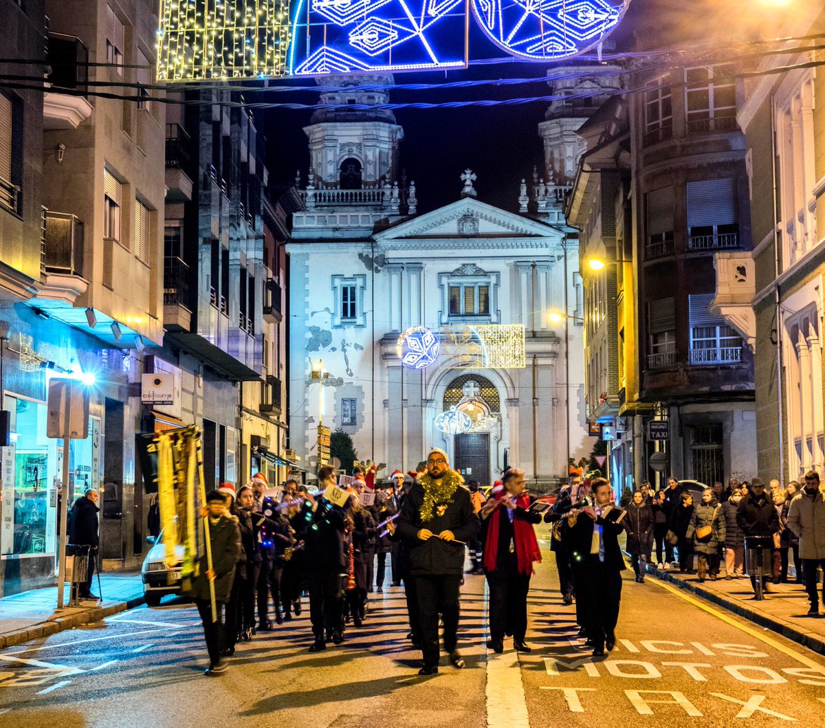 BandaMusMieres's tweet photo. Os dejamos algunas fotos de nuestro querido amigo José Ramón Viejo de nuestro pasacalles y concierto de navidad junto al @orfeondemieres
Ya podemos decir que queda inaugurada la #navidad!!! 🎶🎄🎁🎅🏻#yosoydelateneo #mieres #asturias #tubanda https://t.co/xXdfIBeDoA
