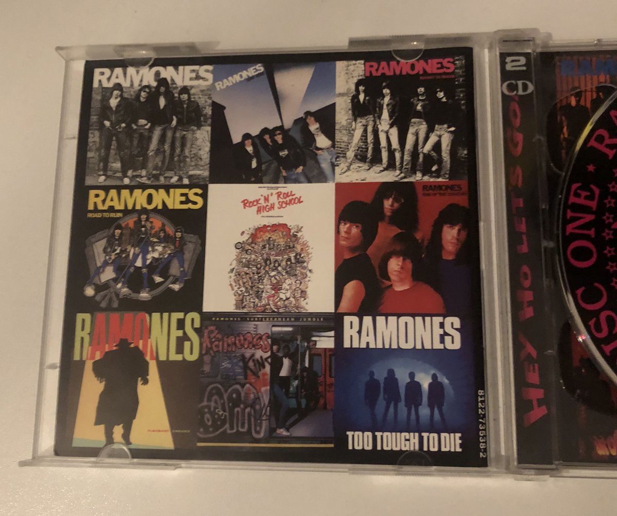 il ragazzo che mi ha venduto questo cd mi ha raccontato che gliel’aveva regalato lo zio per i suoi 18 anni, ha detto che da quel momento è diventato un figlio dei ramones e adesso che ce l’ho io posso definirmi tale