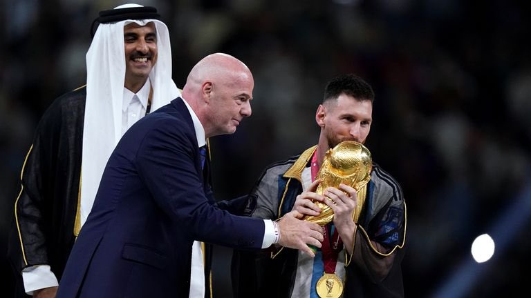 Messi Awarded World Cup Trophy by
Wearing Special Arab Robe

In the final of the 2022 FIFA World Cup, Argentina defeated France to win the World Cup for the third time.

#FIFAWorldCup #Argentina #Messi𓃵 #Qatar2022