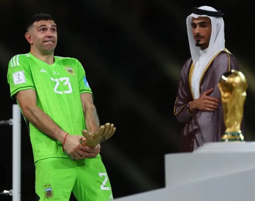 I have played alongside:

Michael Duberry
Tony Capaldi
Jacques Maghoma
Stephen McPhail
Kirk Broadfoot
Conor Sammon
Nouha Dicko
Richard Stearman
And Lionel Messi.

Oh... and I won the World Cup too!

Emi Martinez 👏👏

#oufc #swfc #rufc #coyw