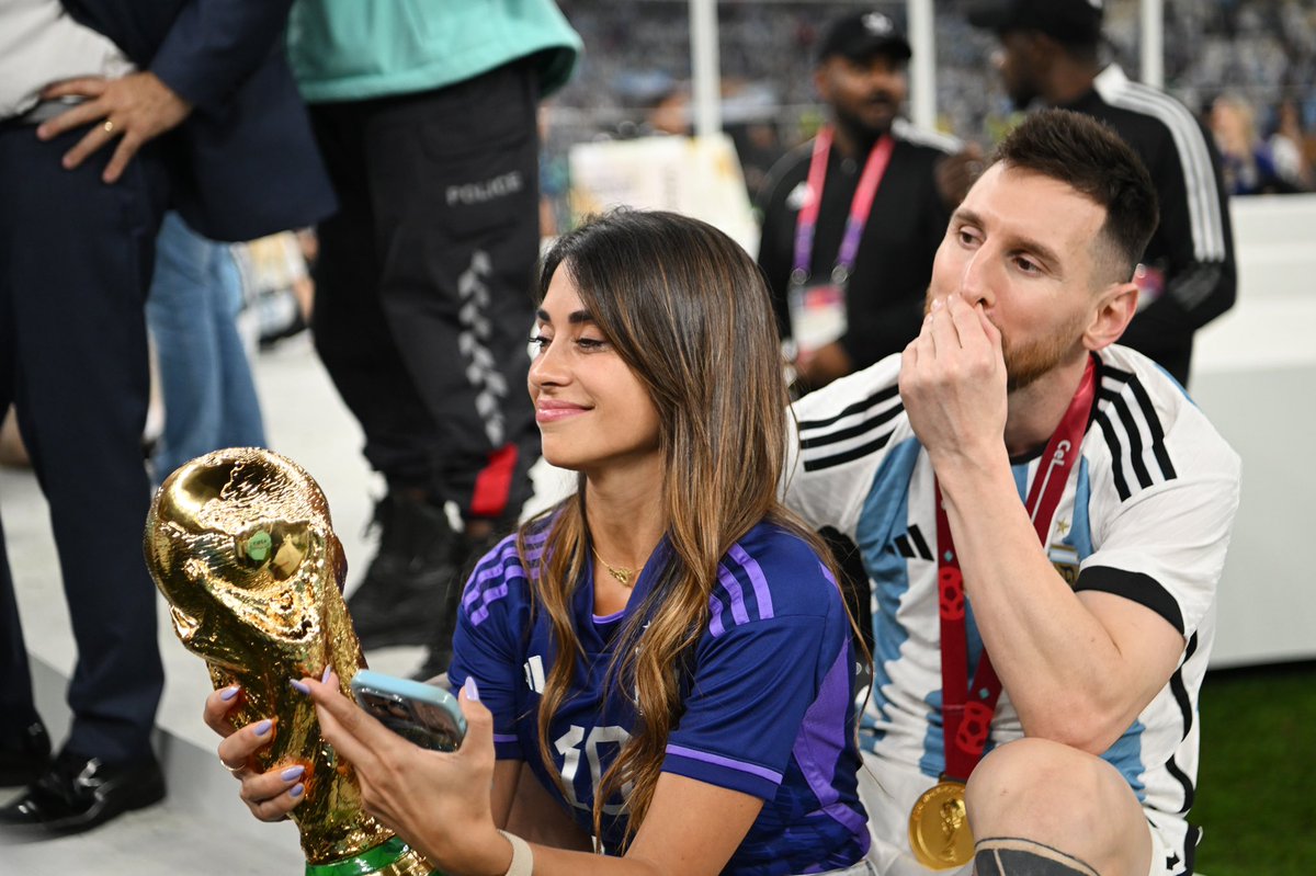 GQSports's tweet photo. No better way to celebrate than with family ❤️ #Messi #FIFAWorldCup https://t.co/ZLKpBEo06a