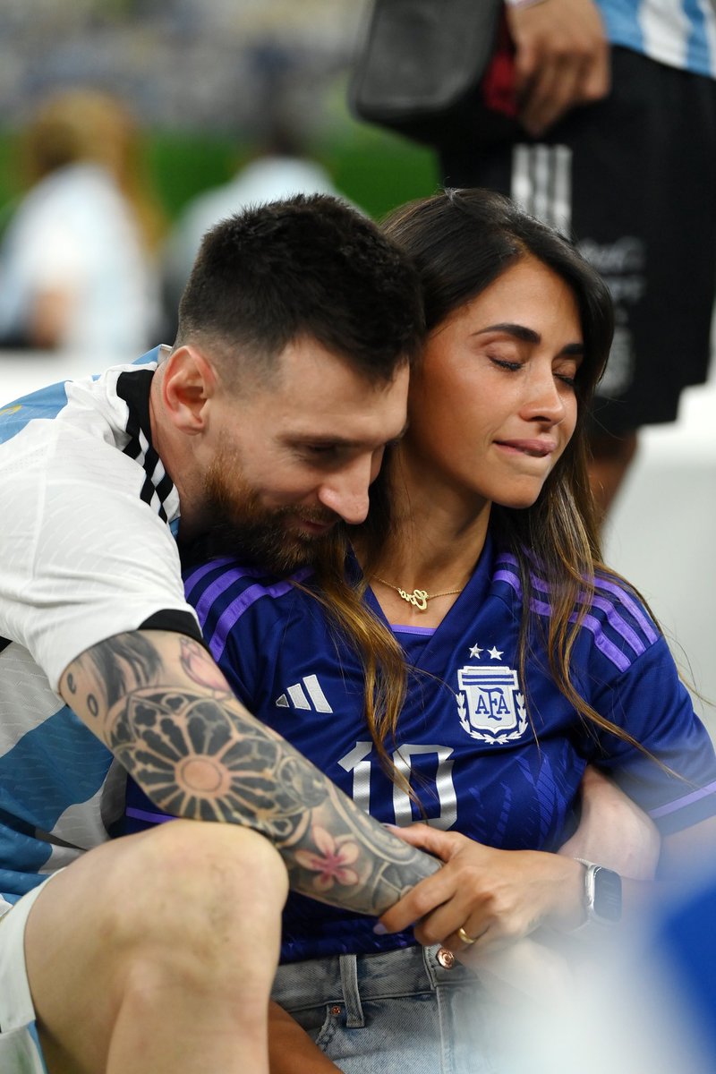 GQSports's tweet photo. No better way to celebrate than with family ❤️ #Messi #FIFAWorldCup https://t.co/ZLKpBEo06a