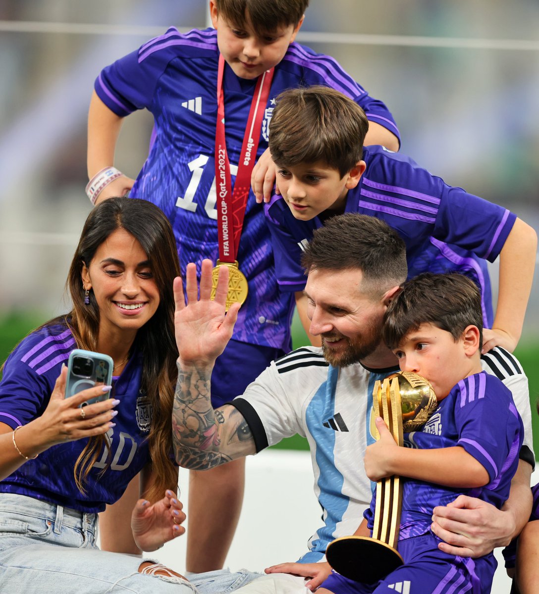 GQSports's tweet photo. No better way to celebrate than with family ❤️ #Messi #FIFAWorldCup https://t.co/ZLKpBEo06a