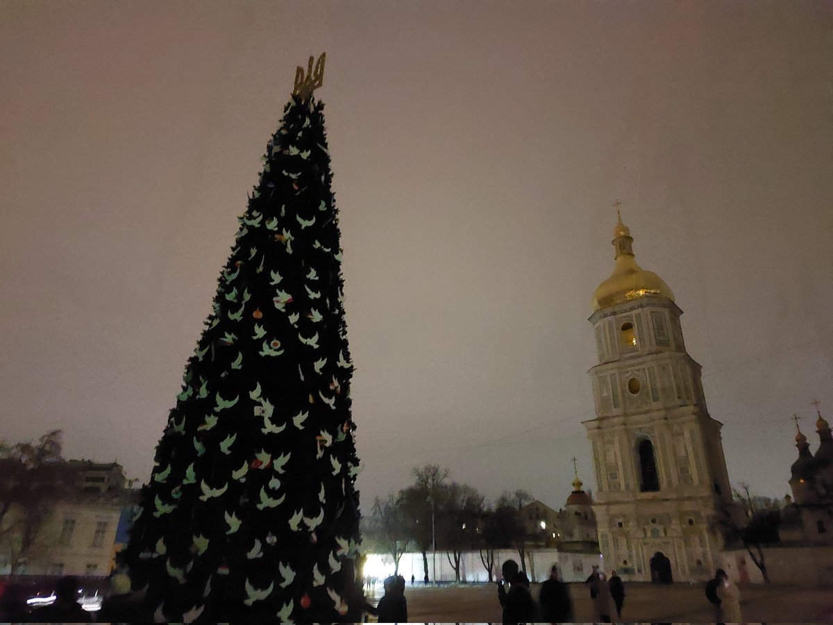 As a child, I wondered why the Christmas lights were so beautiful. I thought it was because of the contrast with the darkness, like a metaphor of hope. This comes to mind now. 2021 vs 2022