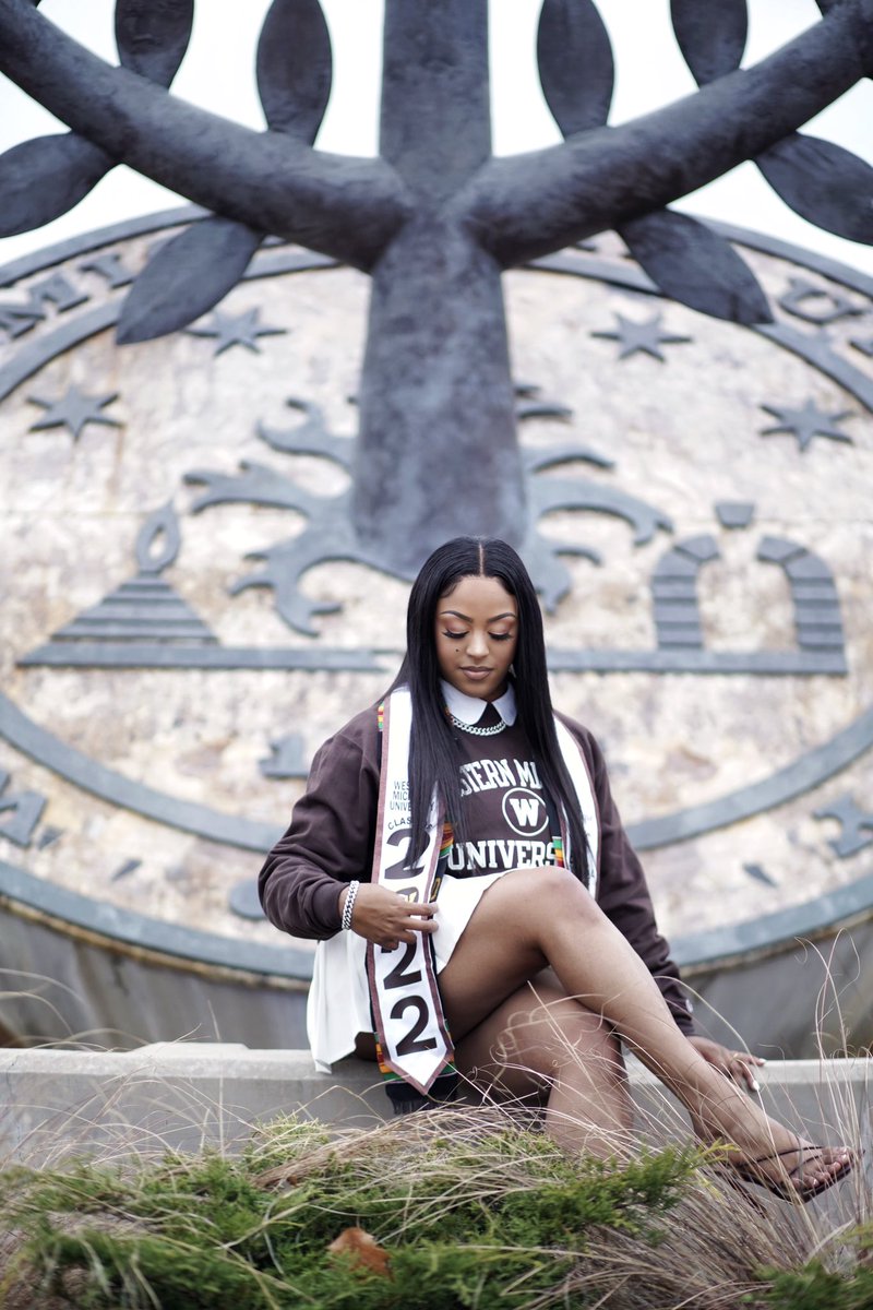 heyitsshantai's tweet photo. I woke up today as an official college graduate.. That’s crazy 🥹🥳🎓 https://t.co/w8H3MJUA67