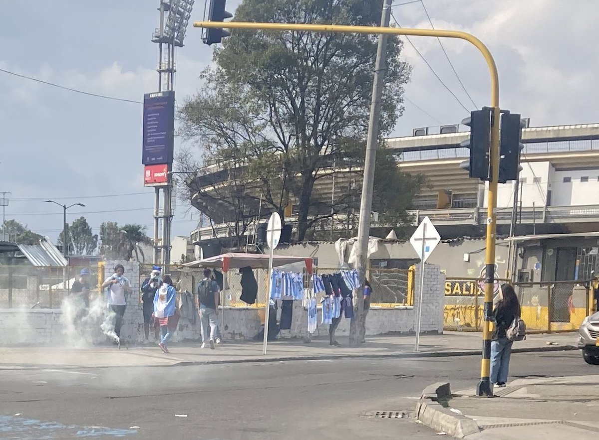 JavierPrietoT's tweet photo. Me preocupa la celebración de la colonia argentina de Galerías con esta lluvia que empezó a caer. Un palo de agua, igual que el 2-1 contra Arabia Saudita https://t.co/AMxvHoDLa0