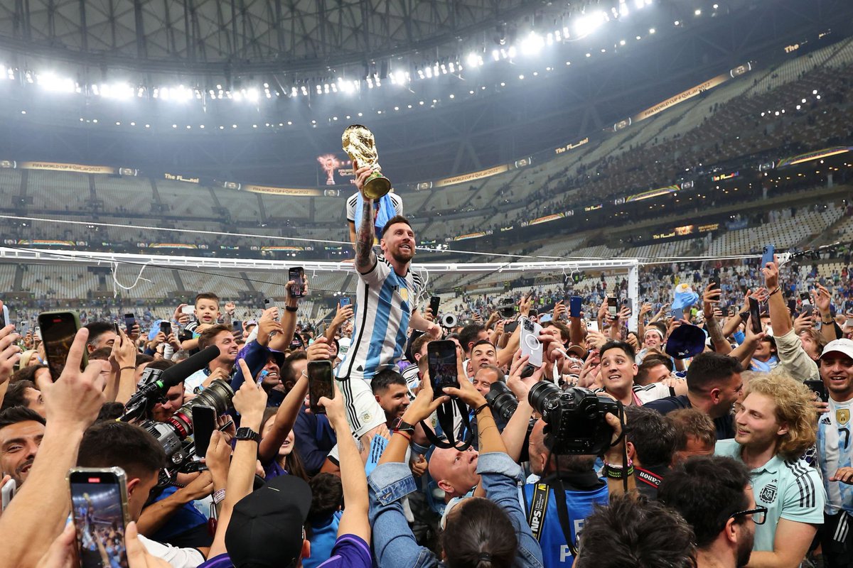 ezelaserna9's tweet photo. No hay palabras para explicar lo que nos hicieron sentir,se ganaron la eternidad.El mejor de todos los tiempos tuvo su recompensa igual que el Diego. Dejaron nuestra bandera en la cima del mundo! Este año fue muy triste para mí y mi familia y gracias a ustedes hoy somos felices💙 https://t.co/kcZSetj1O2
