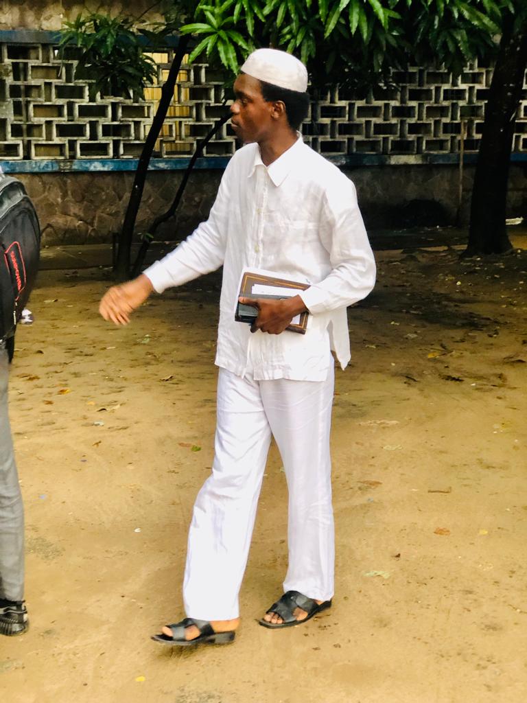 kendiomukendi64's tweet image. #Retour_en_image

 Les Arabes ont l&apos;habitude de dire:
la yajib &apos;an tukdhib ealaa shakhs yathiq bik &apos;aw tathiq fi shakhs yakdhib ealayka.

Ce qui veut dire &quot;Il ne faut pas mentir à une personne qui vous fait confiance ni faire confiance à une personne qui vous ment&quot;.@leParrainRDC