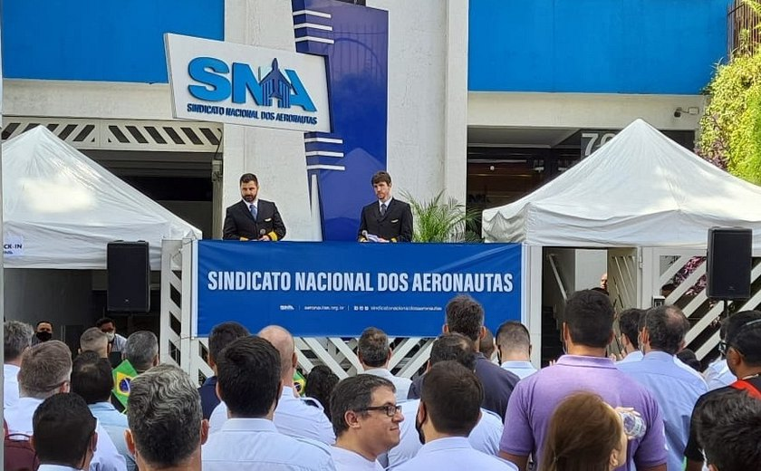 JornaldeAlagoas's tweet image. Aeronautas mantêm greve marcada para esta segunda-feira (19)

jornaldealagoas.com.br/nacional/2022/…

#greve #comissario #piloto #aeroporto #paralisaçao