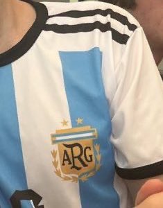 BotCheckerCL's tweet photo. El defensor de la propiedad privada e industrial luciendo su camiseta @adidas_ES pirateada.
Con 2 franjas en vez de 3 y el escudo dice "ARG" en vez de "AFA" 🤣🤣🤣 https://t.co/5gYbgbhjc9
