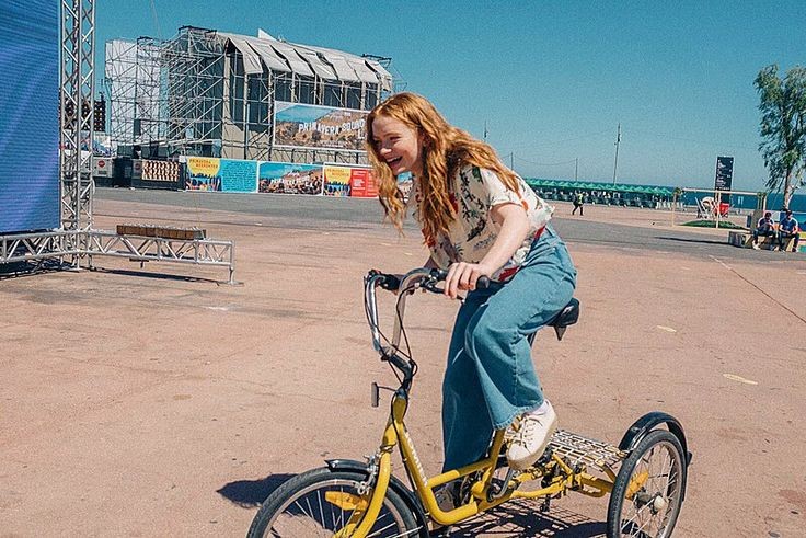 mills_011_ola's tweet photo. Max in the 5th season 😜🤫🤭🫠🛹🕹️🎮 
#maxine #madmax #JennaOrtega #sadiesink #MillieBobbyBrown #skateboarding #bike #StrangerThings #wednesdaynetflix #Ukraine #Україна #українськийтікток #святиймиколай #новийрік #ELEVEN #JamieCampbellBower #Noahschnapp #castst #bunnygirl https://t.co/pbEZAkmAol