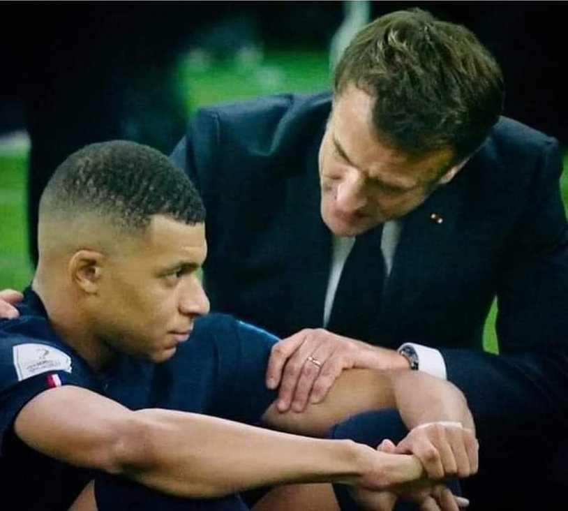 "Oh Manu si tu pouvais me lacher la grappe ça serait bien.." j'ai beaucoup aimé.. 👍👍