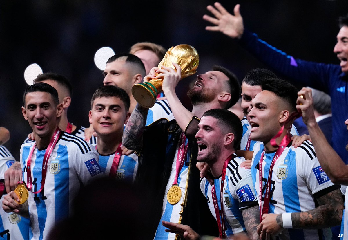 VOAThai's tweet photo. 🏆⚽ #ลีโอเนลเมสซี ชูถ้วย #ฟุตบอลโลก2022 หลังพา #อาร์เจนตินา 🇦🇷 คว้าแชมป์สมัยที่ 3 จากการยิงลูกโทษช่วงต่อเวลาชนะ #ฝรั่งเศส 🇫🇷 4-2 ประตู ซึ่งเป็นการเติมเต็มอาชีพนักฟุตบอลของเมสซี หนึ่งในนักเตะที่ยิ่งใหญ่ที่สุดของโลก ให้สมบูรณ์ -ภาพ: รอยเตอร์ #worldcup2022 #argentina #lionelmessi https://t.co/TyG9Ybh7Qp
