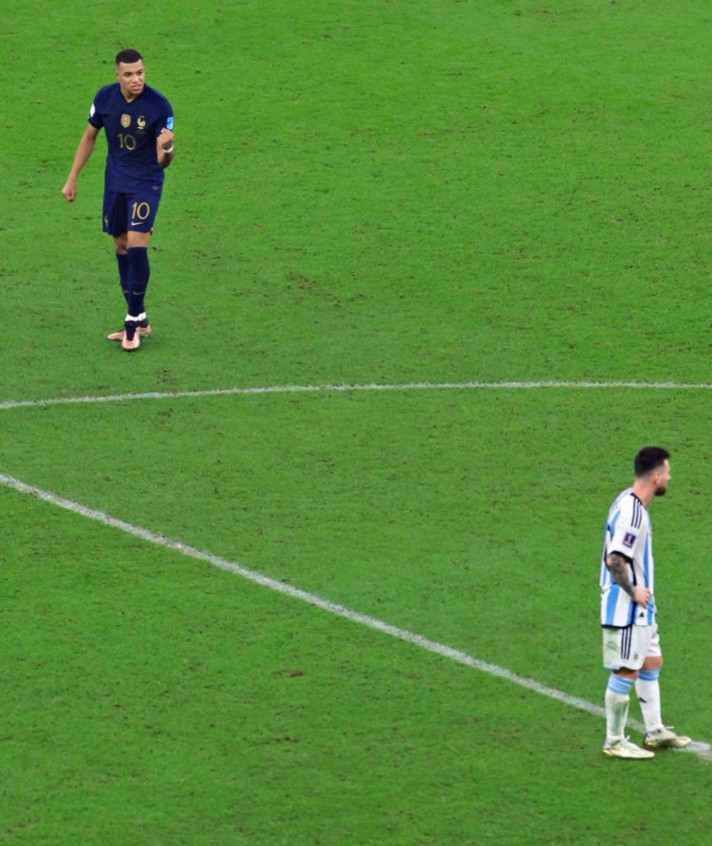 OnlineBabil's tweet photo. Kylian Mbappe, hıncını Lionel Messi'den çıkarıyor 👀 https://t.co/dGMubz0IX7